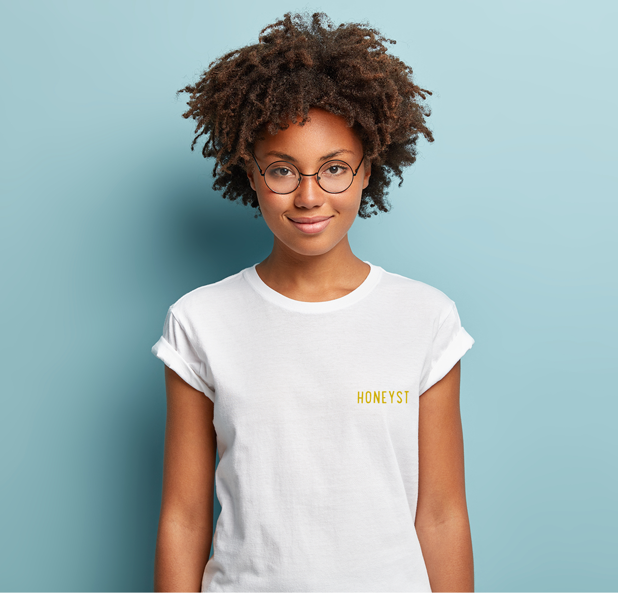 Femme portant t-shirt Honeyst