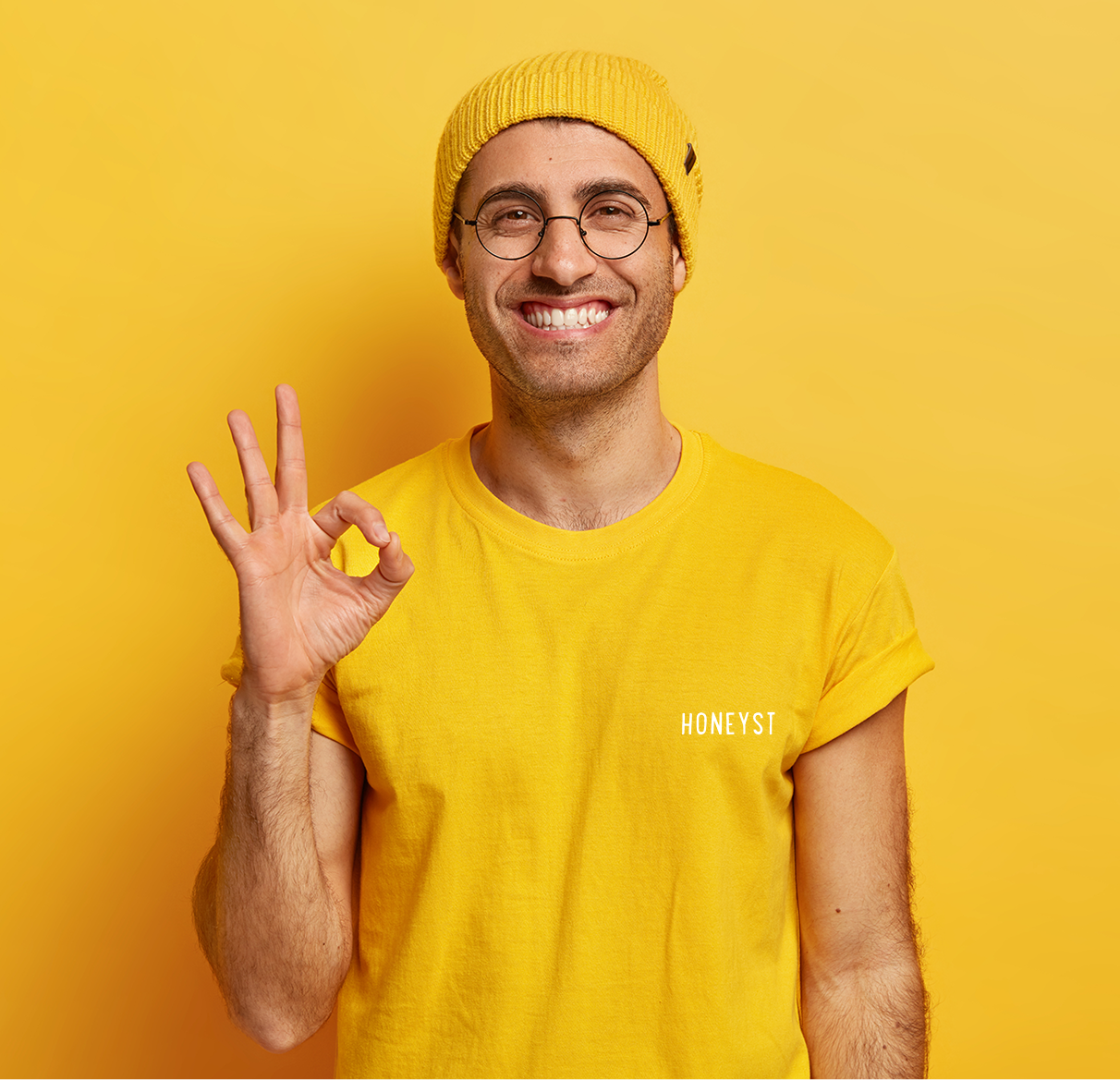 Homme portant t-shirt Honeyst